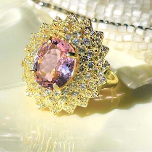 ♥️ High-quality Simulated Pink Quartz Cluster Ring Surrounded by Cubic Zirconia.